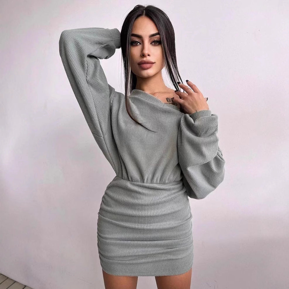 Robe portefeuille pour femmes avec une coupe asymétrique et des détails en volants Chic und Stil