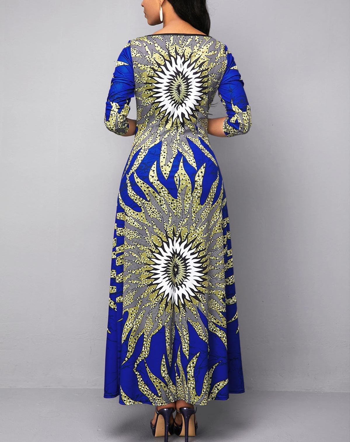 Robe maxi femme avec un impressionnant motif graphique et un col rond Chic und Stil