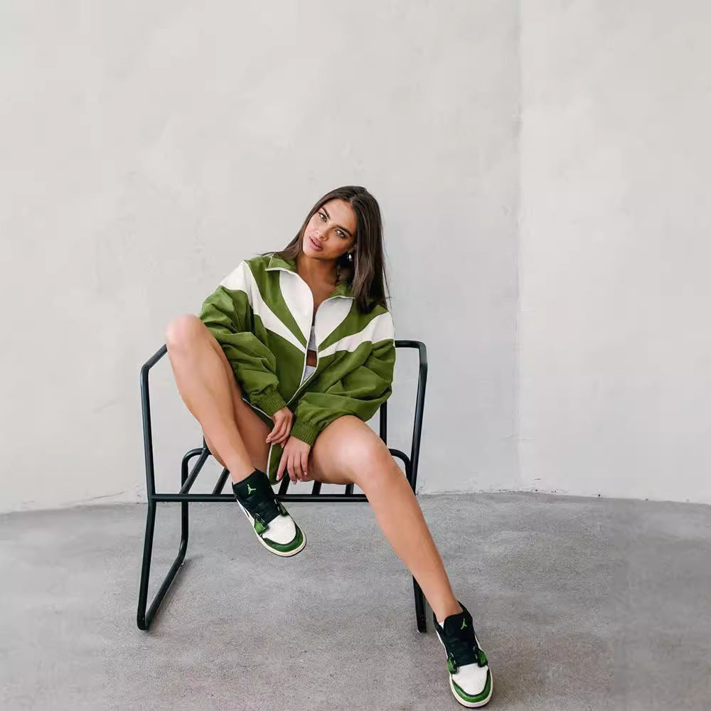 Femme Tenue de sport tendance avec cool veste à capuche et shorts taille haute Chic und Stil
