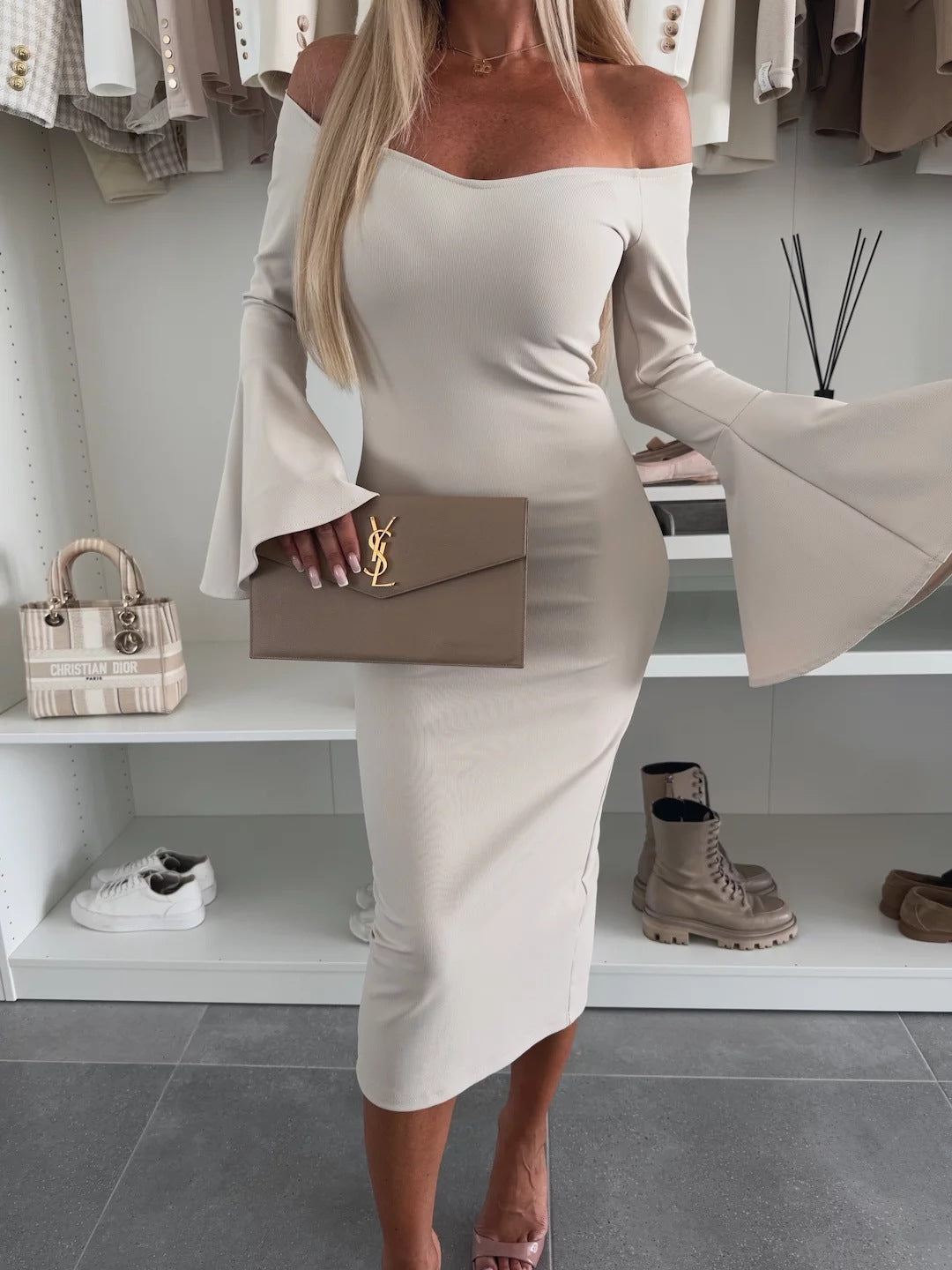 Robe midi off-shoulder pour femmes avec des manches en cloche Chic und Stil