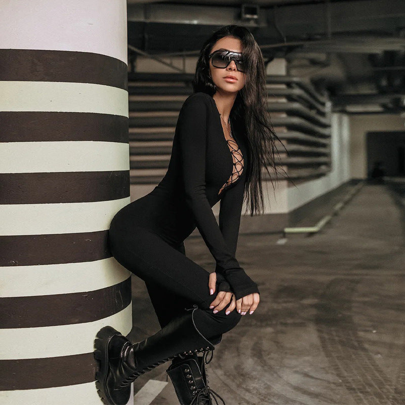Combinaison ajustée pour femmes avec décolleté en V profond et détails de lacets raffinés Chic und Stil