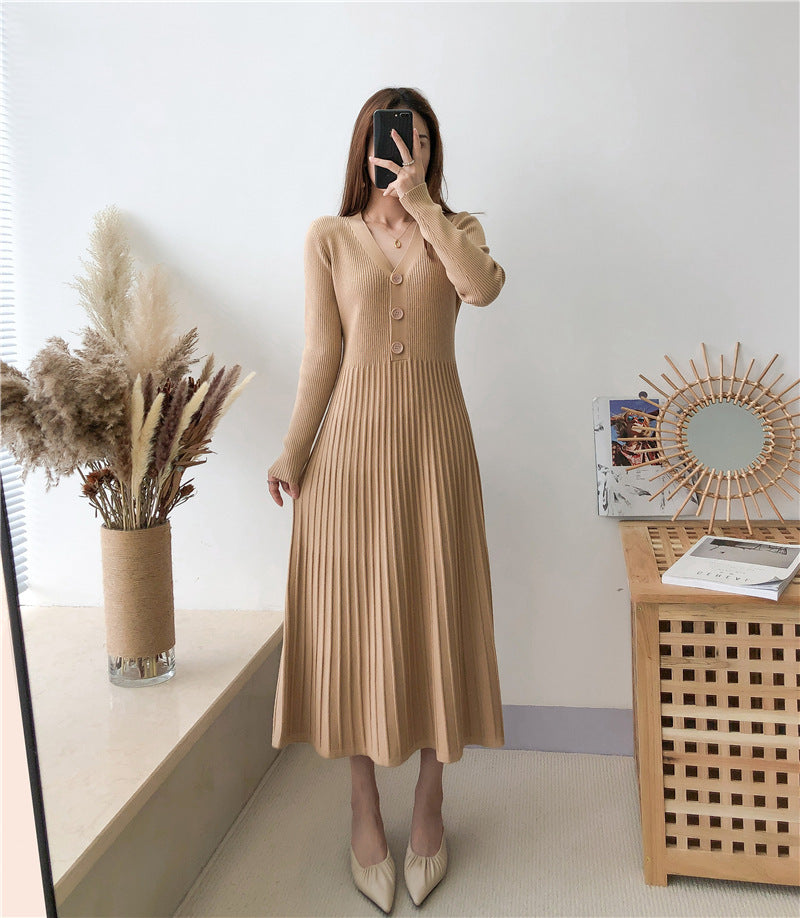 Robe tricot pour femmes avec décolleté en V et détails de boutons décoratifs Chic und Stil