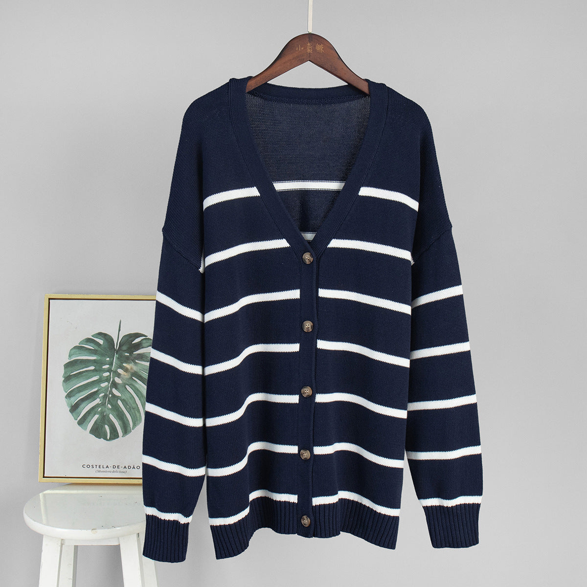 Cardigan en tricot pour femmes avec décolleté en V et grosses rayures Chic und Stil