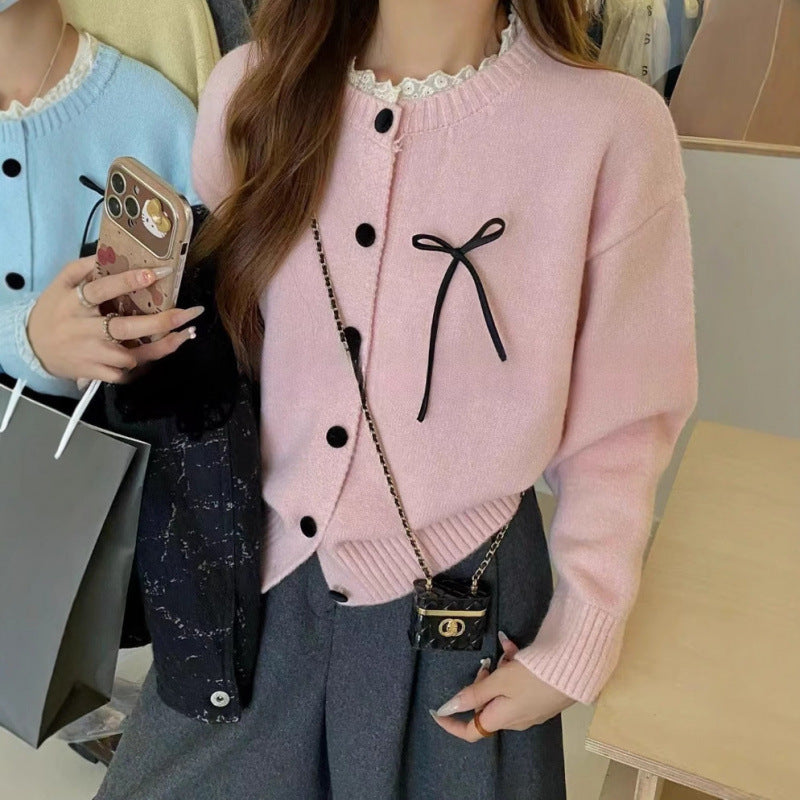 Cardigan tricot pour femmes avec des boutons décoratifs et un accent de nœud Chic und Stil