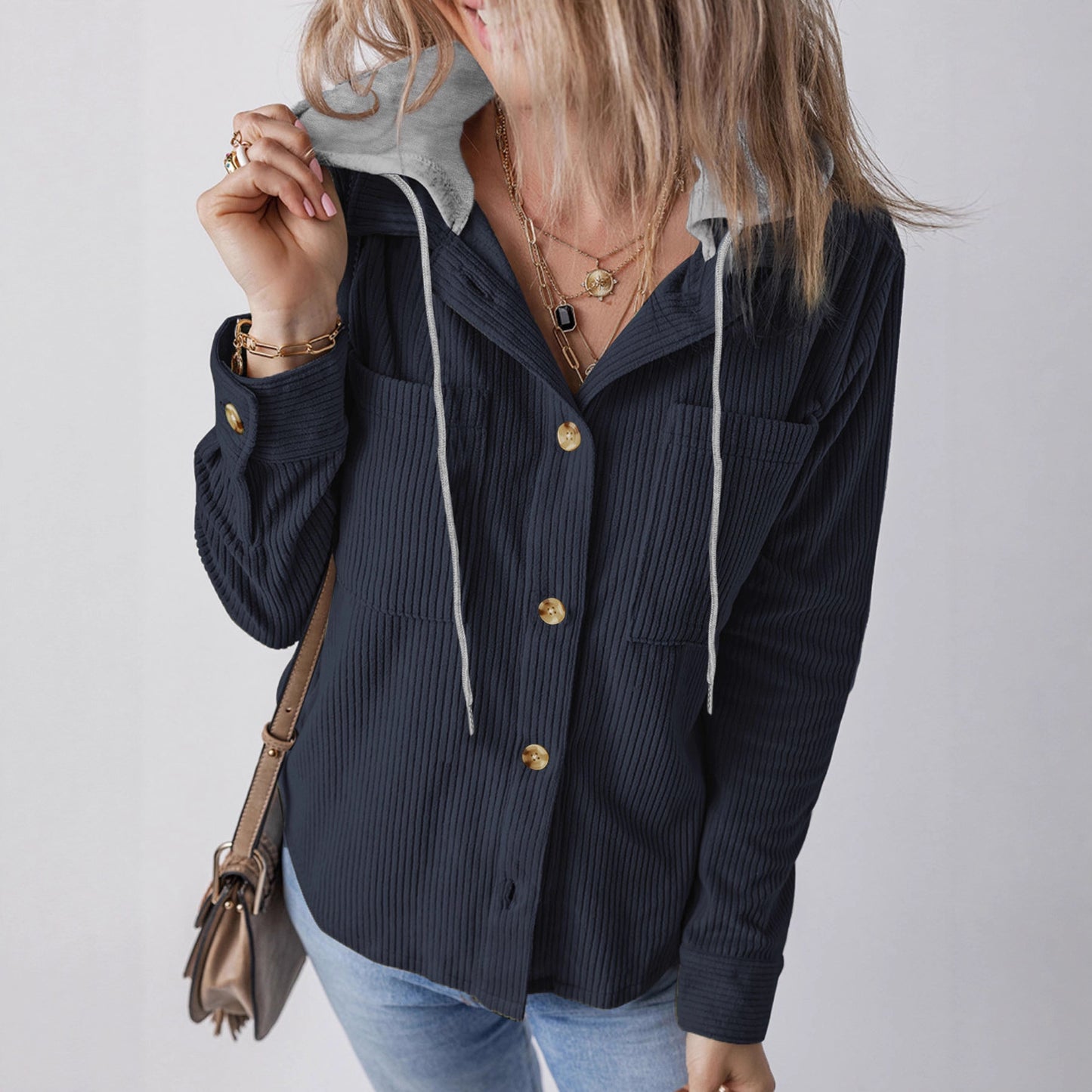 Blouse à capuche pour femmes avec tissu texturé et détails de bouton pratiques Chic und Stil