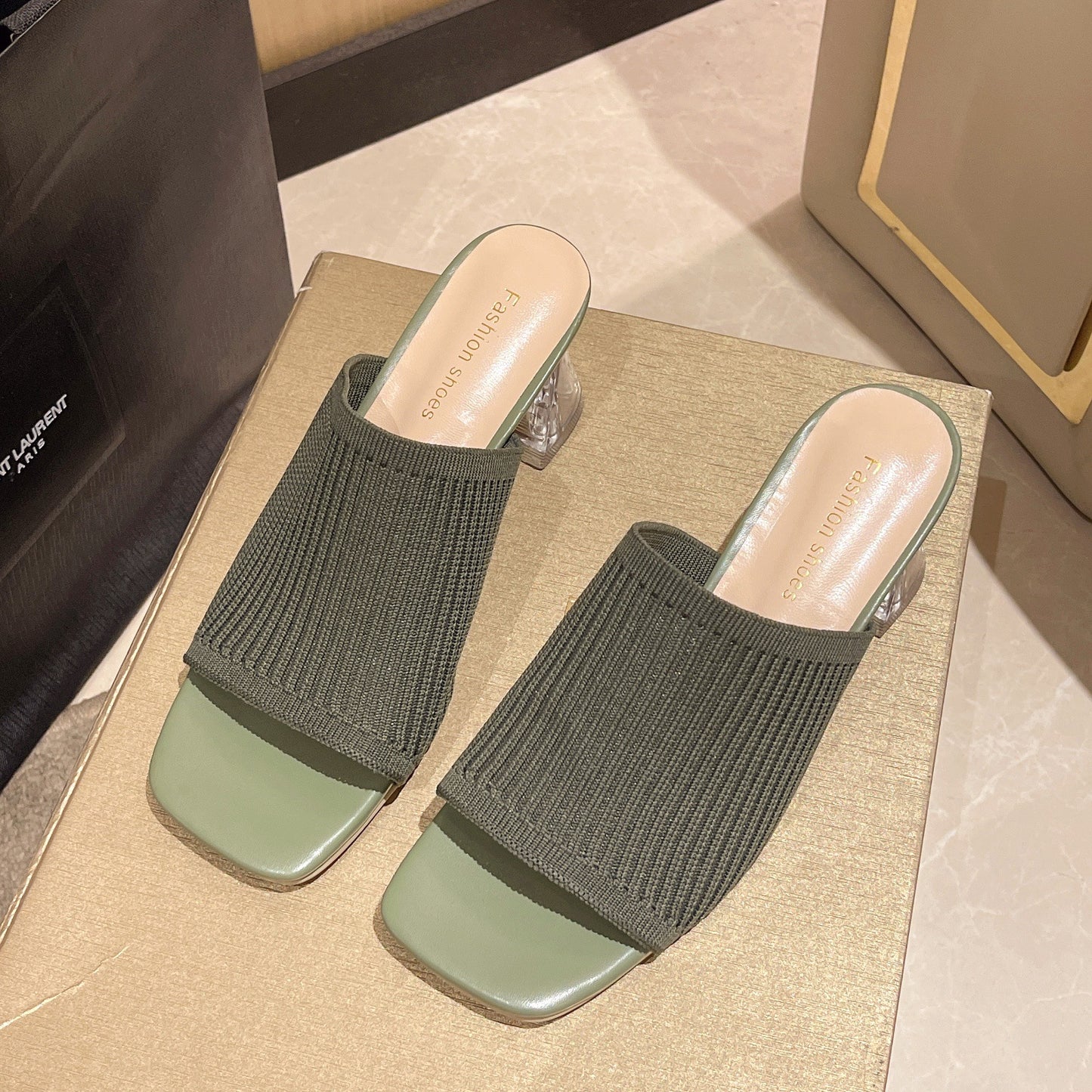 Sandales à glissière pour dames avec une structure en ribbing aérienne et un talon bloc transparent Chic und Stil