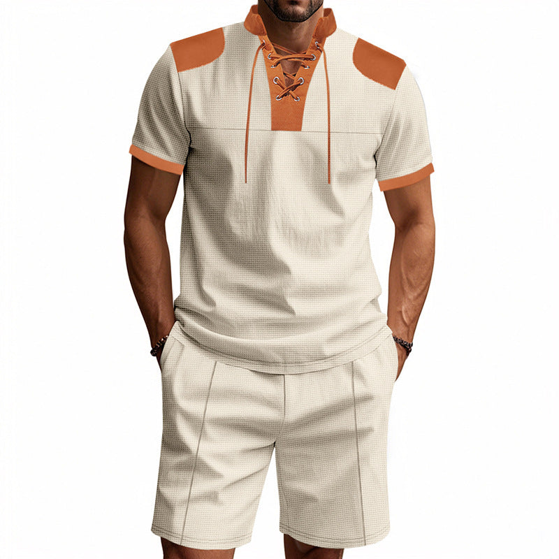 Polo-shirt pour hommes avec un design de laçage unique et des shorts assortis Chic und Stil