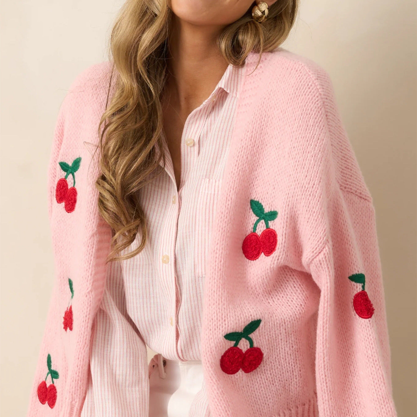 Gilet pour dames en tricot douillet avec des appliqués inspirés des cerises Chic und Stil