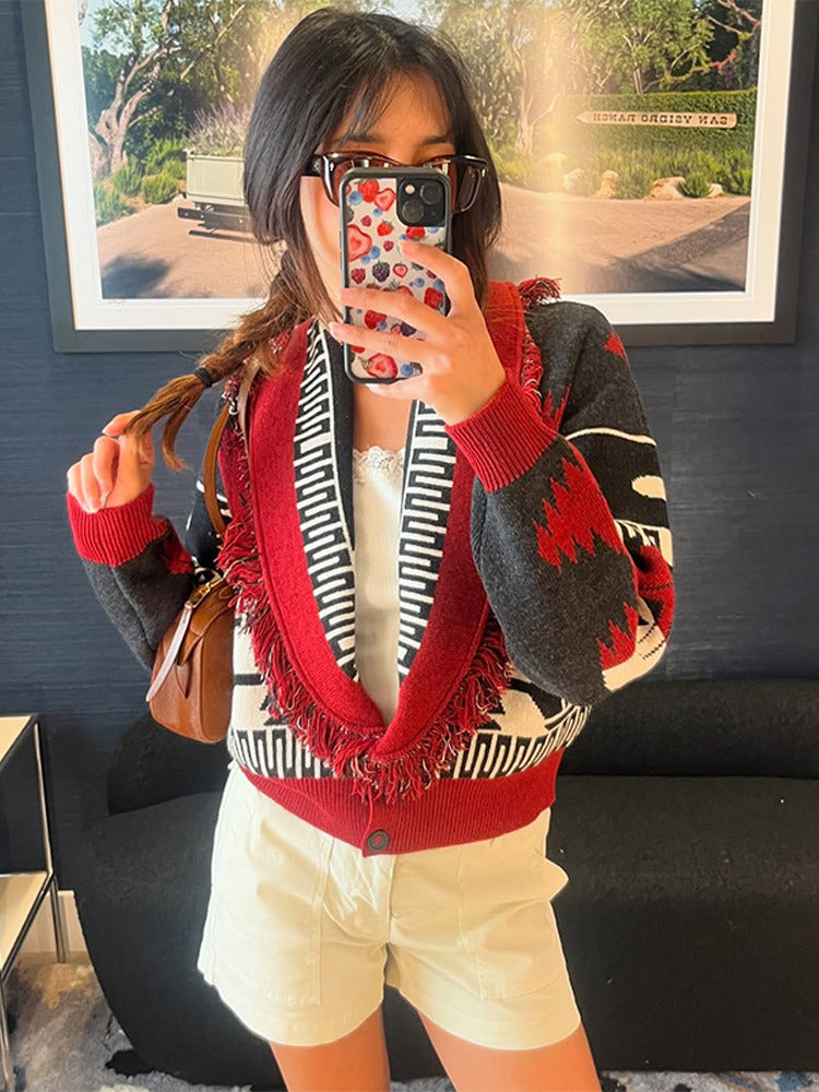 Cardigan tricoté pour femmes avec des détails à franges et un motif géométrique Chic und Stil