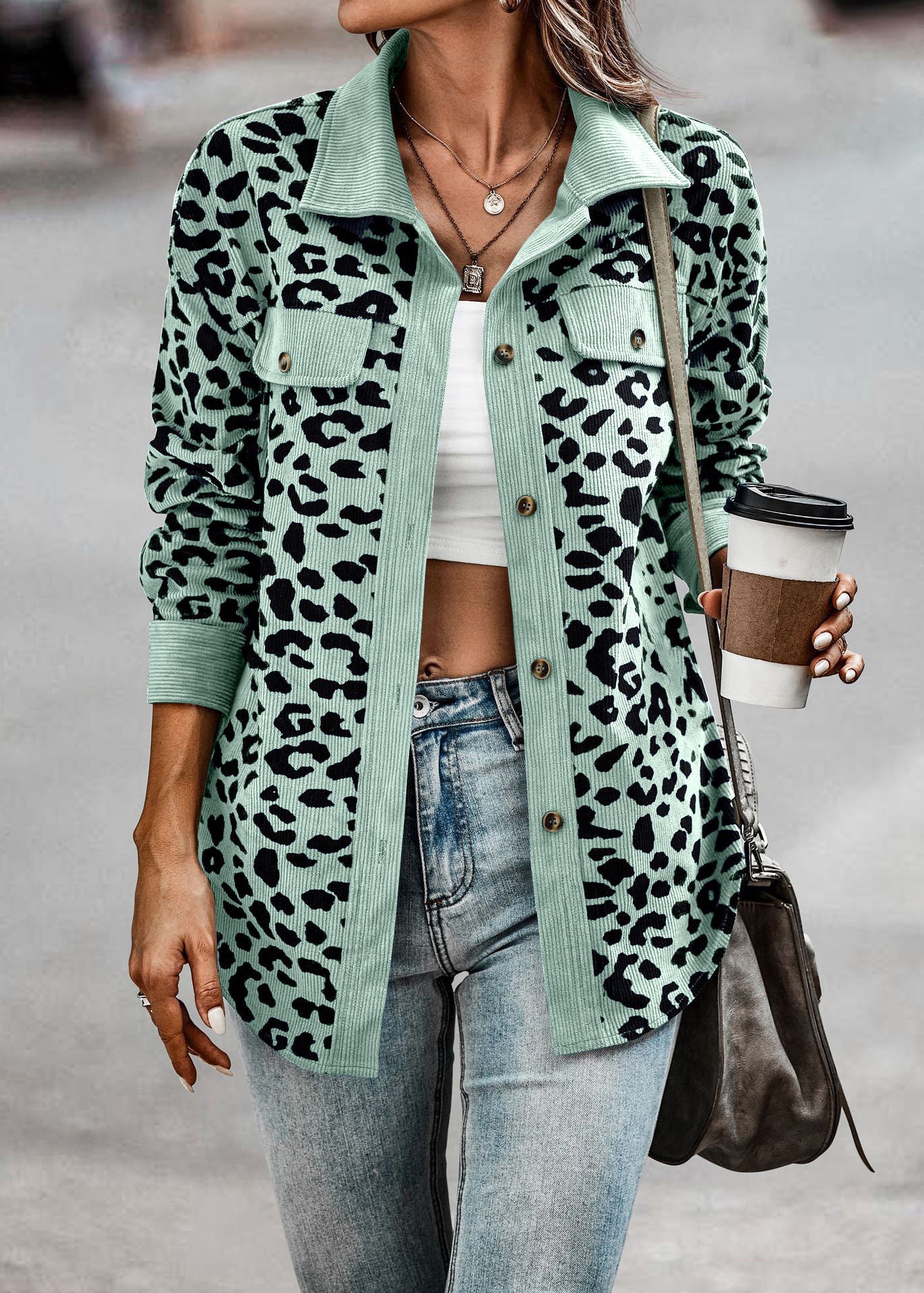 Veste pour femmes en motif léopard avec tissu structuré et poches pratiques Chic und Stil
