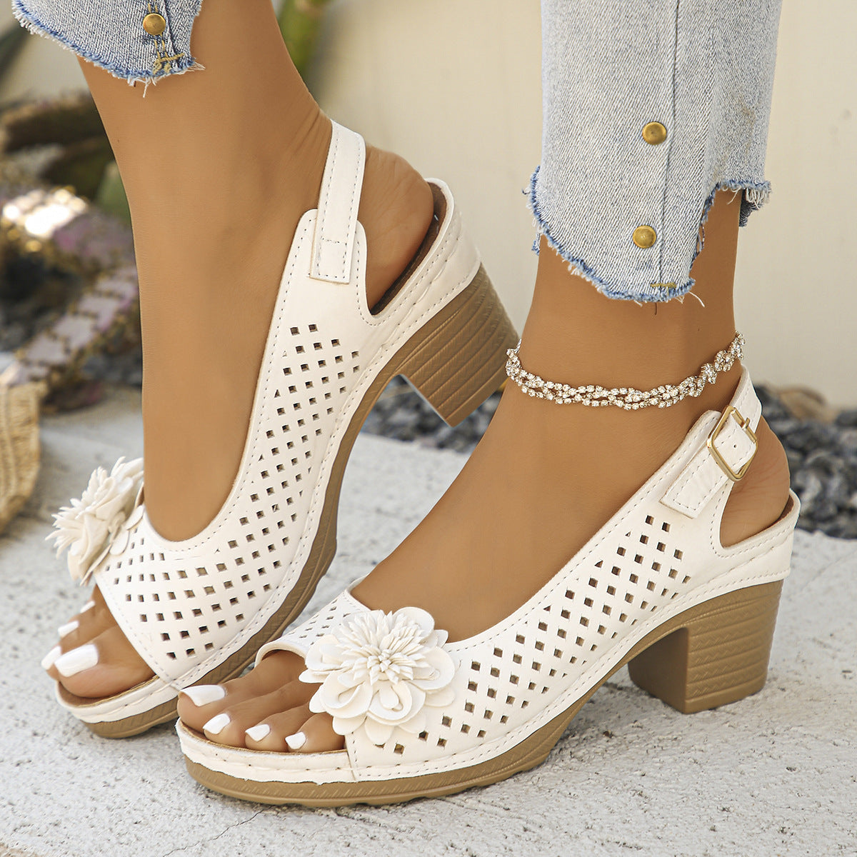 Sandales confort femmes avec inserts respirants et délicate application de fleurs Chic und Stil