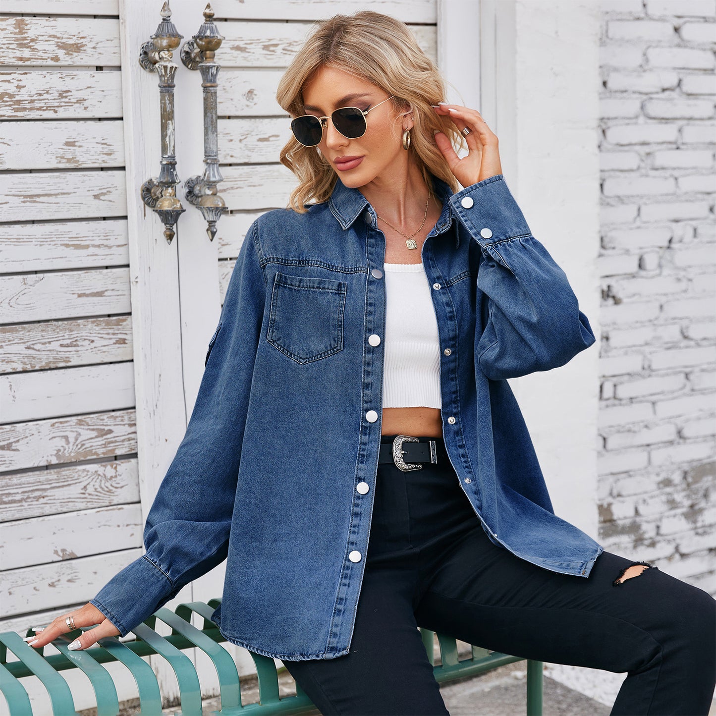Women's denim shirt with a relaxed fit in a chic and stylish style