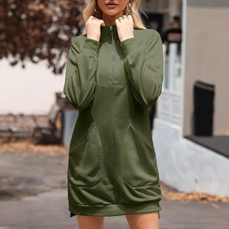 Robe décontractée pour femmes avec col haut et poches latérales à ouverture.