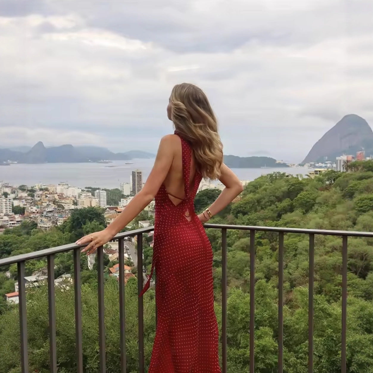 Robe maxi femme avec un dos raffiné et des volants élégants Chic und Stil