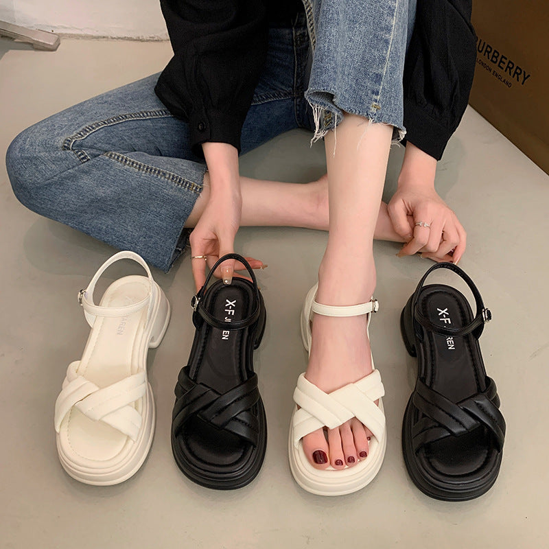 Sandales pour femmes avec des bretelles croisées élégantes et un talon bloc confortable Chic und Stil