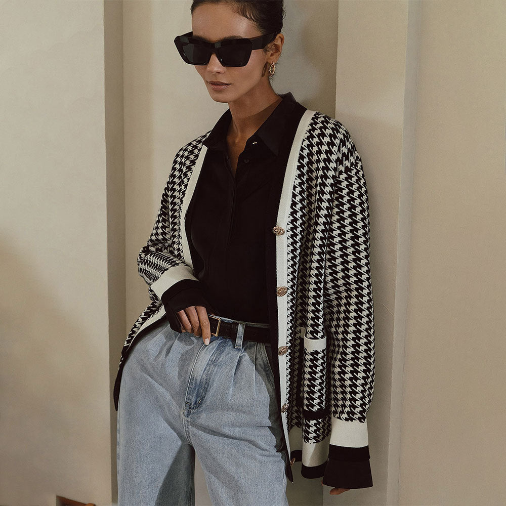 Cardigan en tricot pour femmes avec un motif classique pied-de-poule et patte de boutonnage Chic und Stil