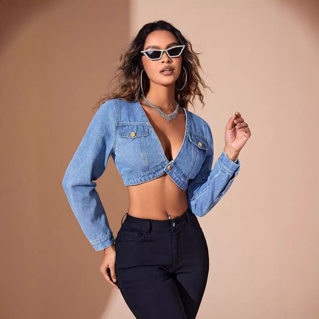 Veste en jean courte pour femmes avec détails de boutons et coupe cintrée Chic und Stil