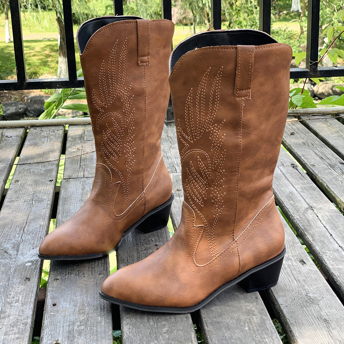 Bottes de cowboy pour femmes avec talons hauts et broderies artistiques Chic und Stil