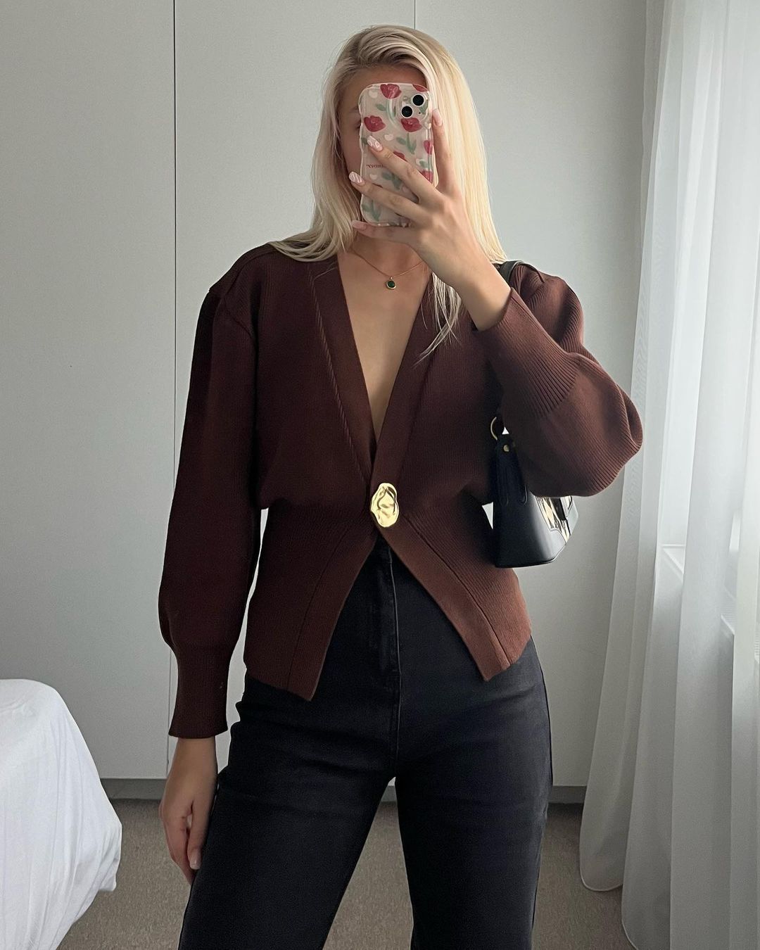 Cardigan en tricot élégant pour femmes avec décolleté en V profond et bouton décoratif Chic und Stil