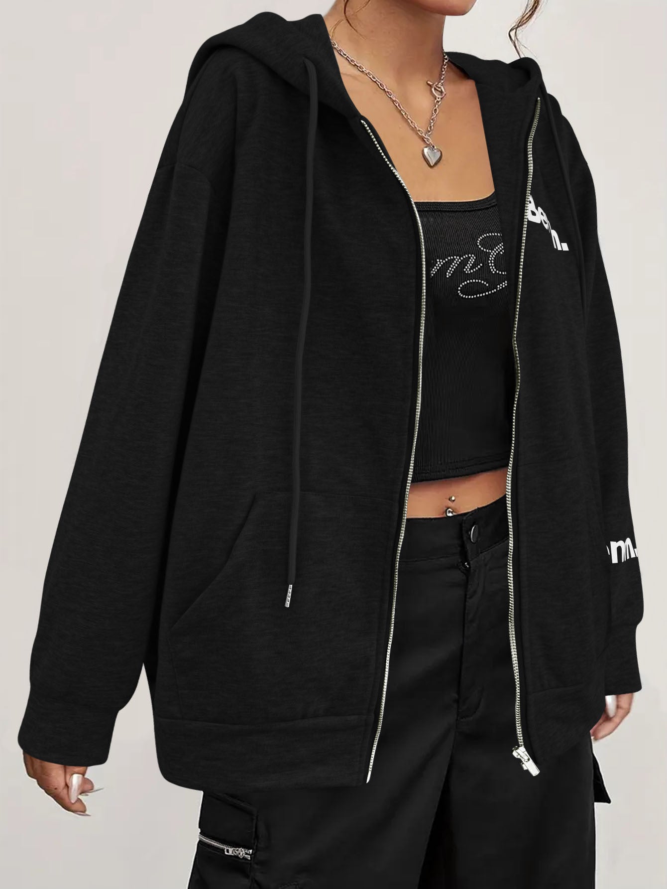 Veste à capuche oversized pour femmes avec fermeture éclair intégrale et poches pratiques Chic und Stil
