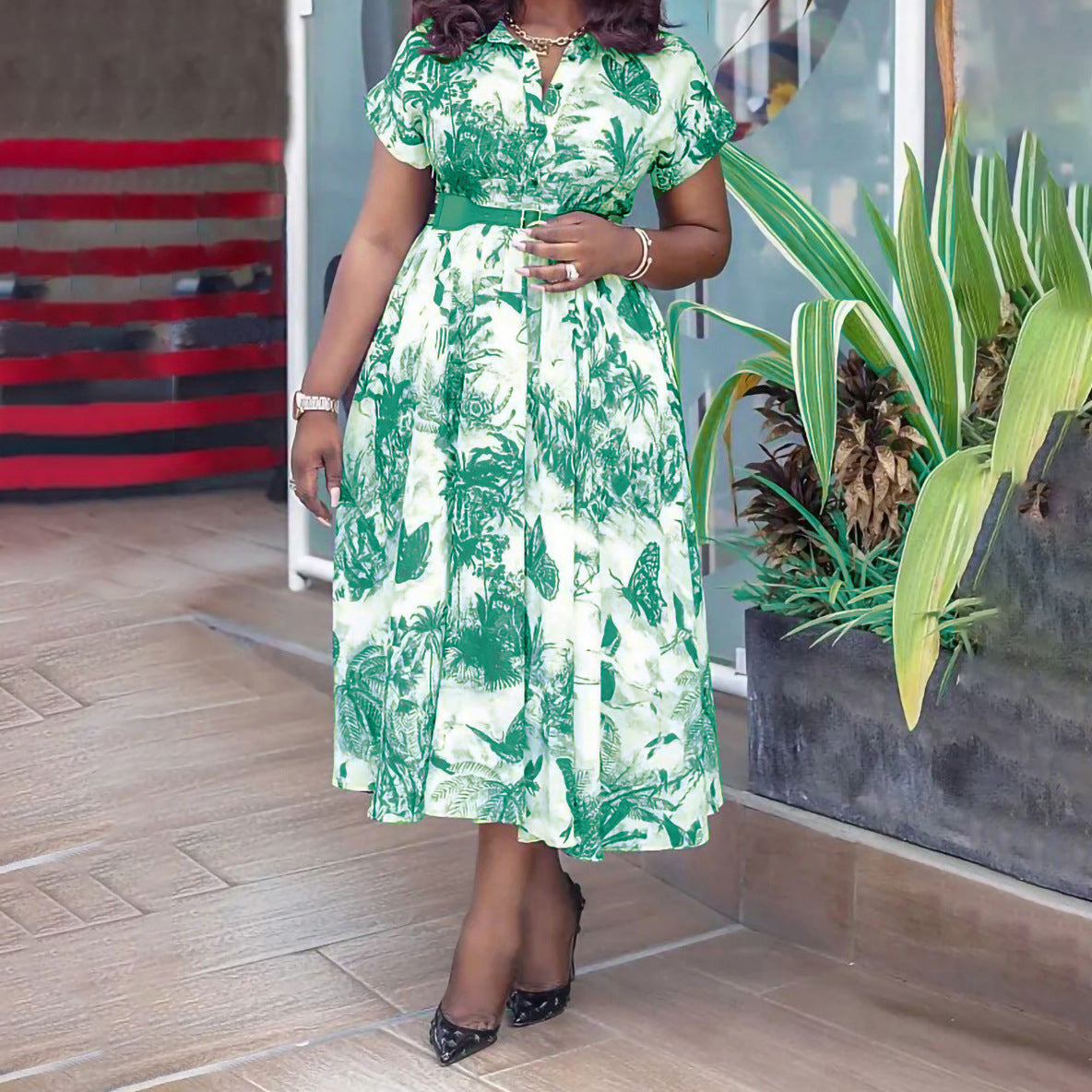 Robe maxi femme avec impression botanique et ceinture cintrée Chic und Stil