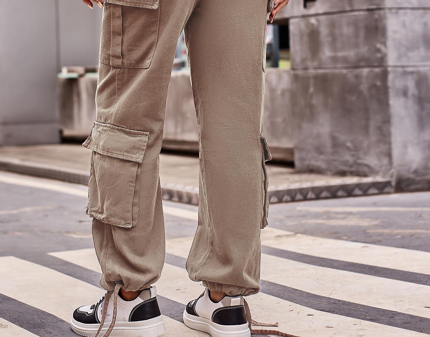 Cargo pants for women with an innovative cut and practical pockets Chic und Stil