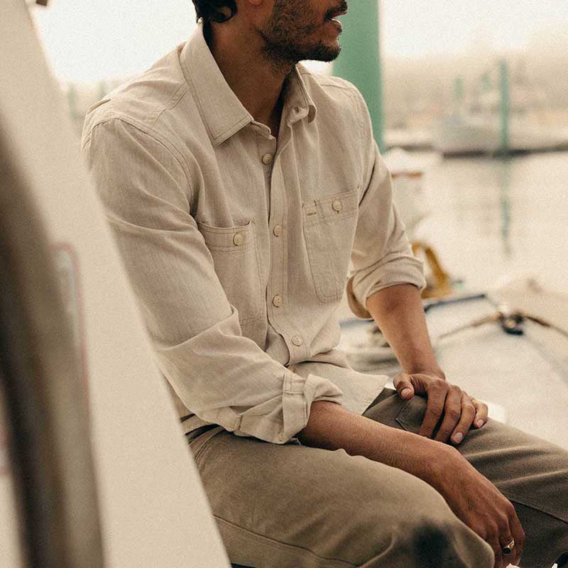 Chemise en chambray décontractée pour hommes avec deux poches poitrine et détails de boutons Chic und Stil