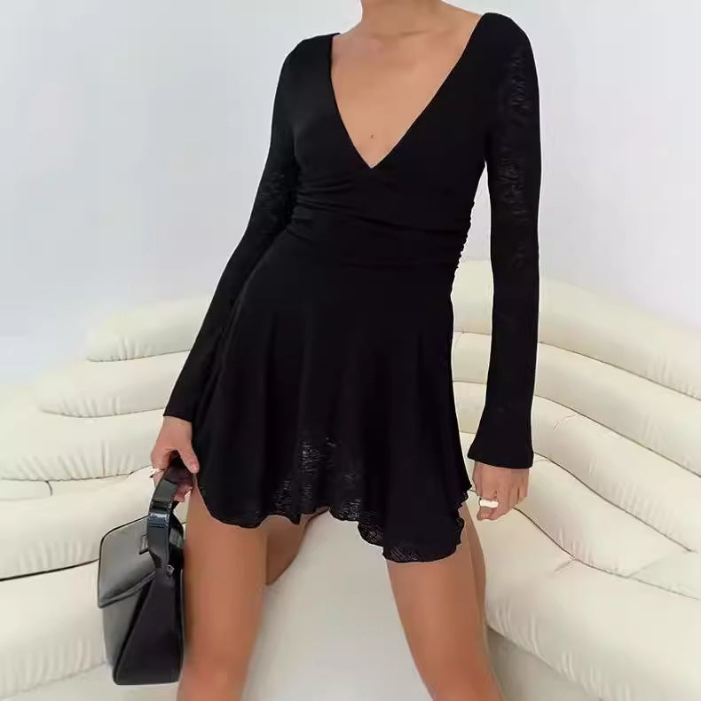 Robe mini coupée de manière ludique pour femmes avec décolleté en V et manches longues Chic und Stil