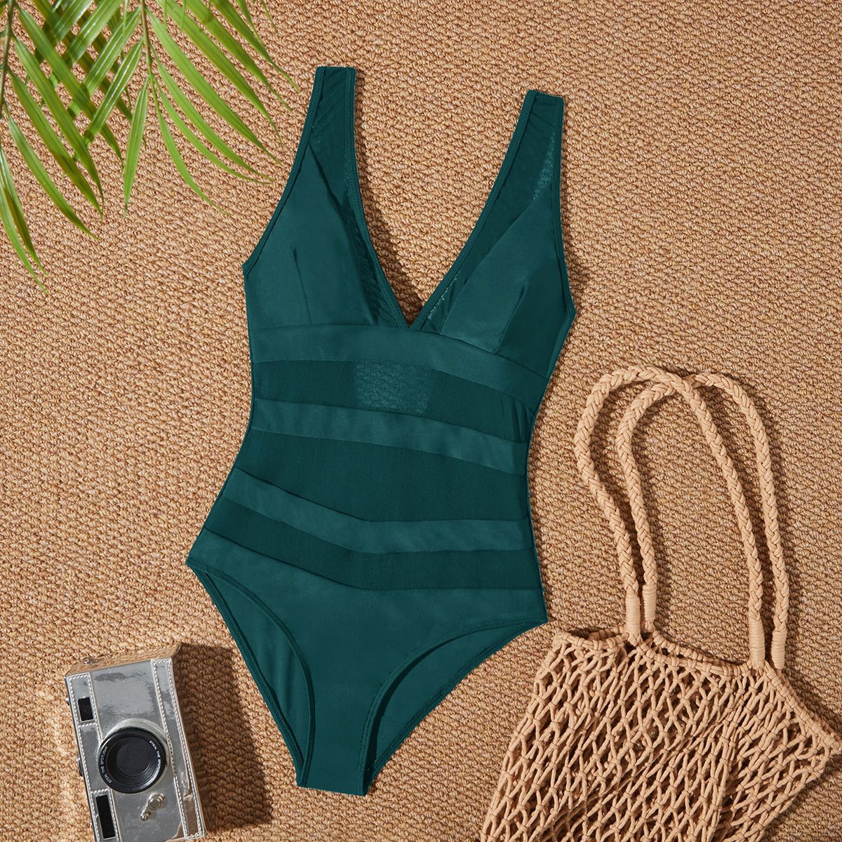 Maillot de bain designer pour femmes avec décolleté en V profond et inserts en mesh raffinés Chic und Stil