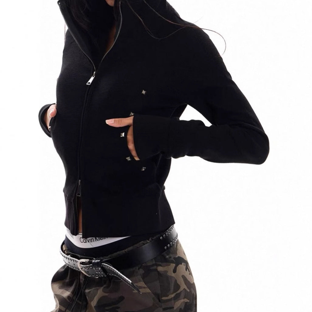 Veste à capuche mode pour femmes avec des clous décoratifs et coupe ajustée Chic und Stil