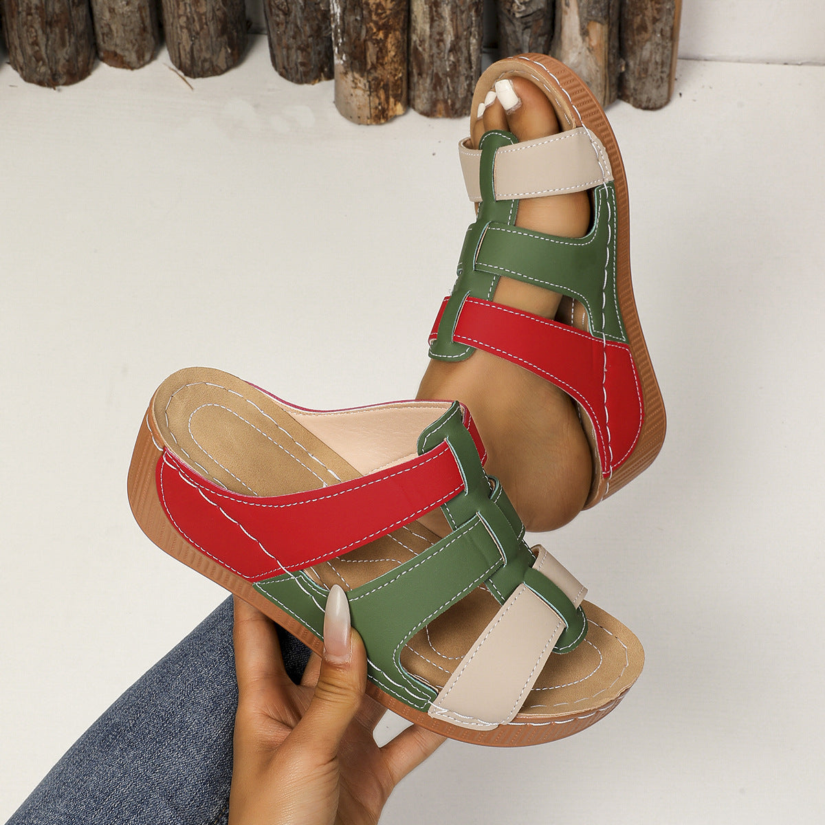 Sandales à la mode pour dames avec des sangles larges et réglables et une semelle confortable Chic und Stil