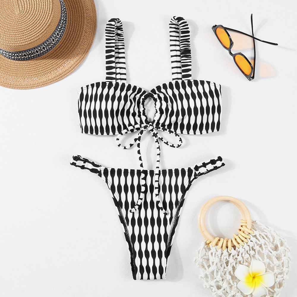 Bikini femme avec design noué raffiné et motif rayé à la mode Chic und Stil