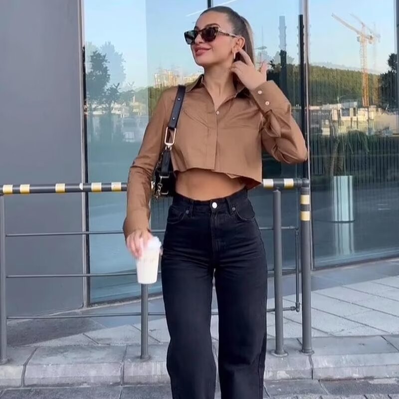 Blouse cropped pour femmes avec col classique et poches poitrine pratiques Chic und Stil