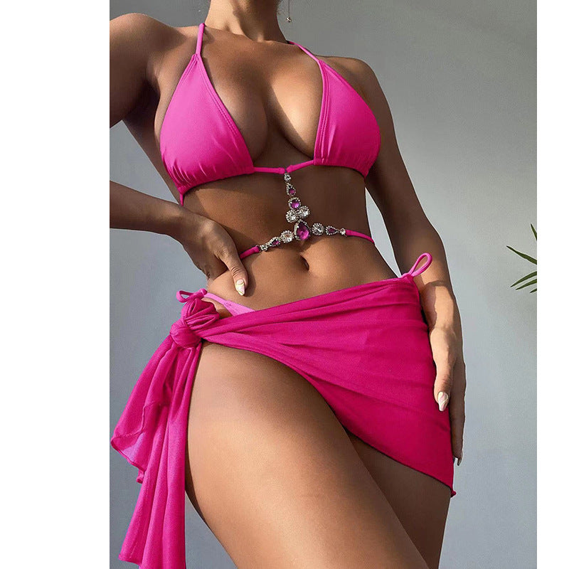 Bikini triangle pour femmes avec des détails en bijou glamour et une jupe asymétrique Chic und Stil