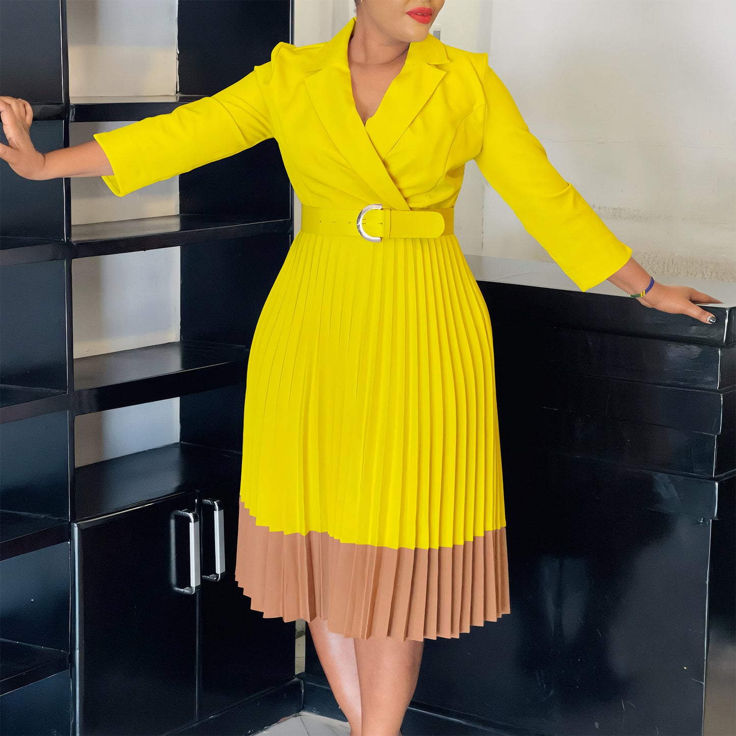 Robe plissée élégante pour femmes avec haut blazer cintré et ceinture Chic und Stil