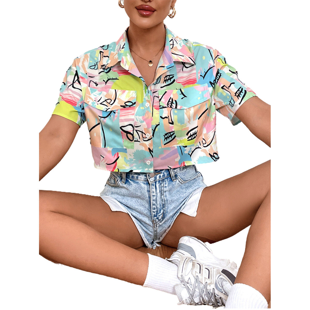 Chemise à manches courtes pour femmes avec design graphique coloré Chic und Stil