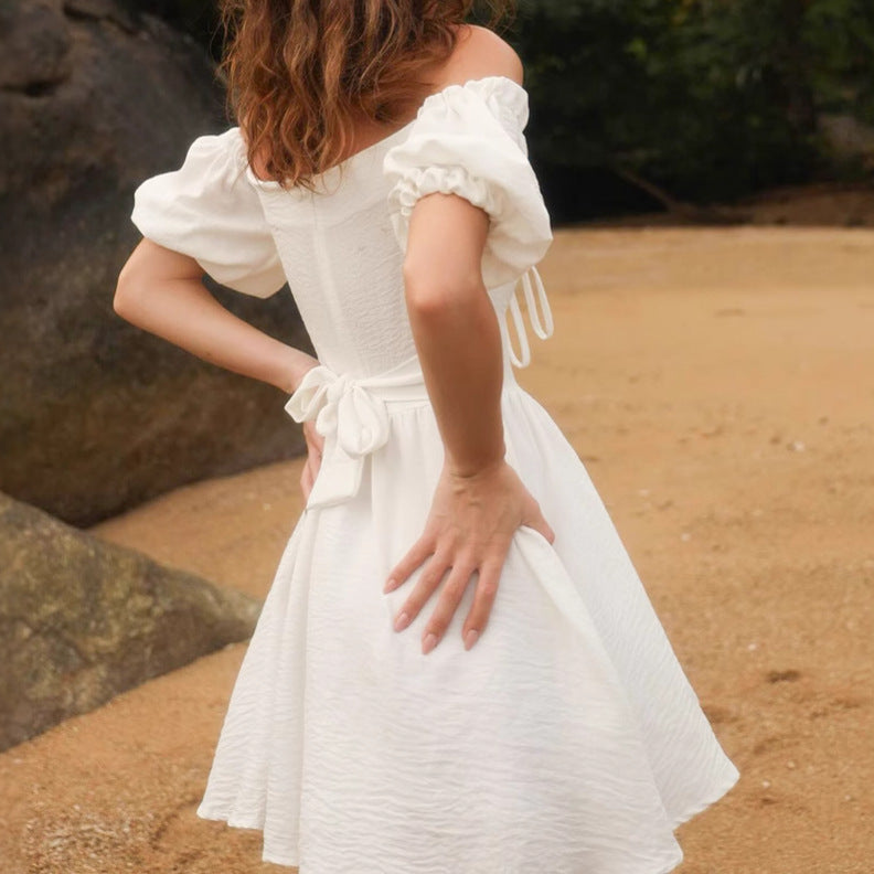Robe mini off-shoulder pour femmes avec manches volantées et nœud à la taille Chic und Stil