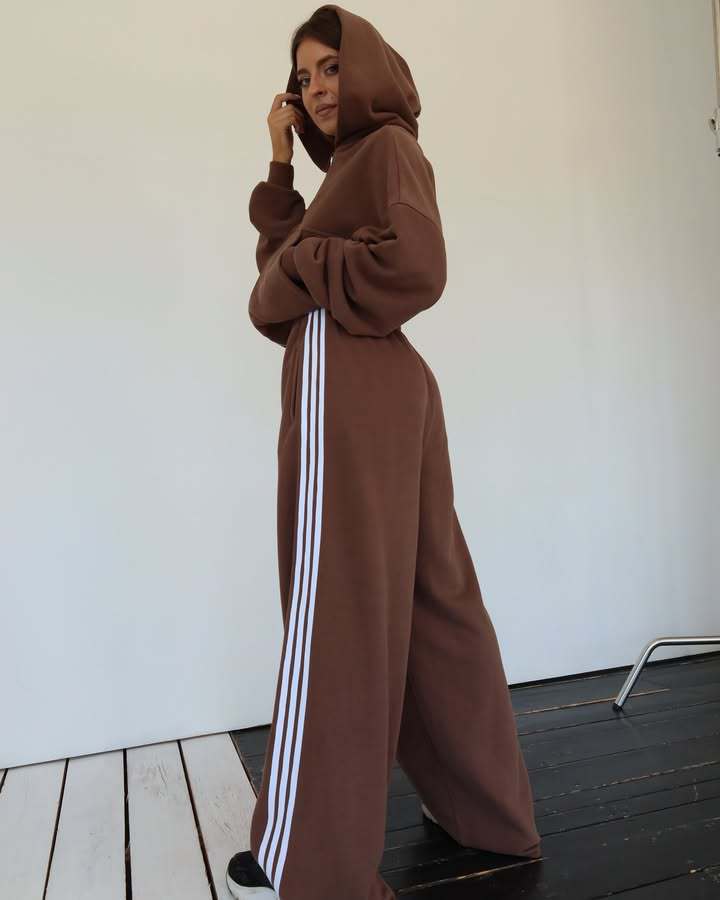 Trendy sports set for women with short tracksuit jacket and wide jogging pants Chic and Style