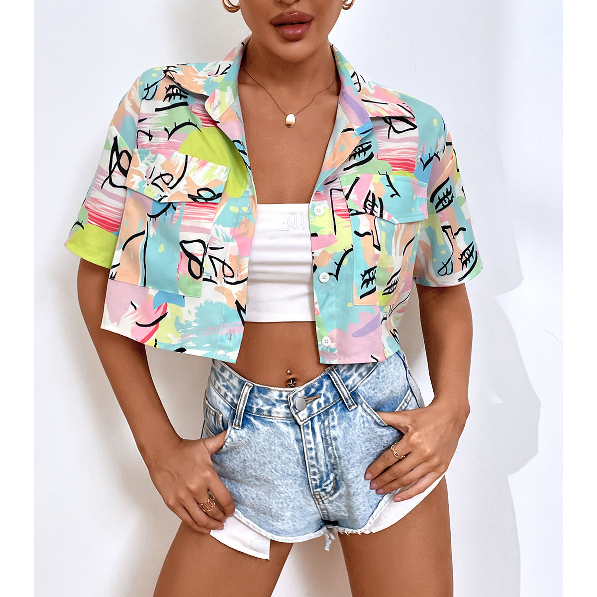 Chemise à manches courtes pour femmes avec design graphique coloré Chic und Stil
