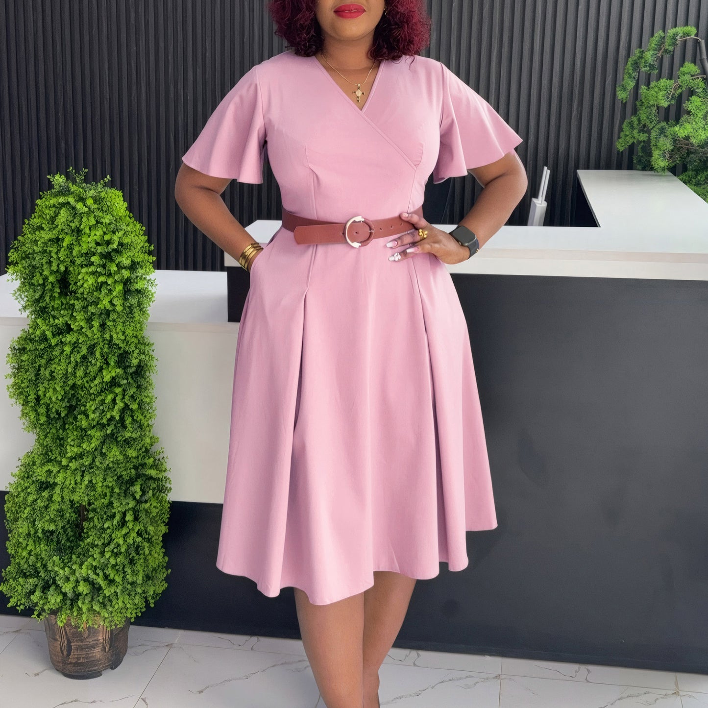 Robe portefeuille pour femmes avec une coupe flatteuse et une élégante ceinture à la taille Chic und Stil