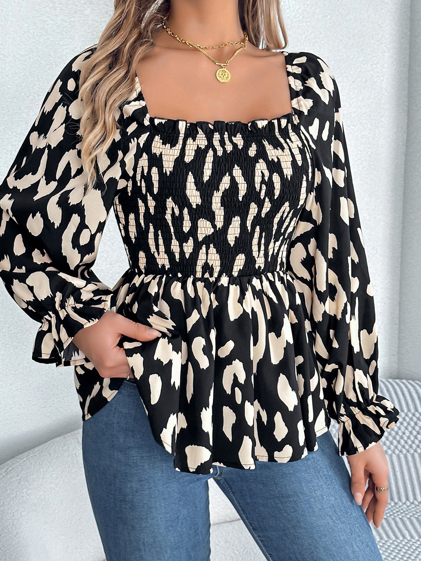 Blouse féminine tendance avec volants et imprimé animal chic Chic und Stil