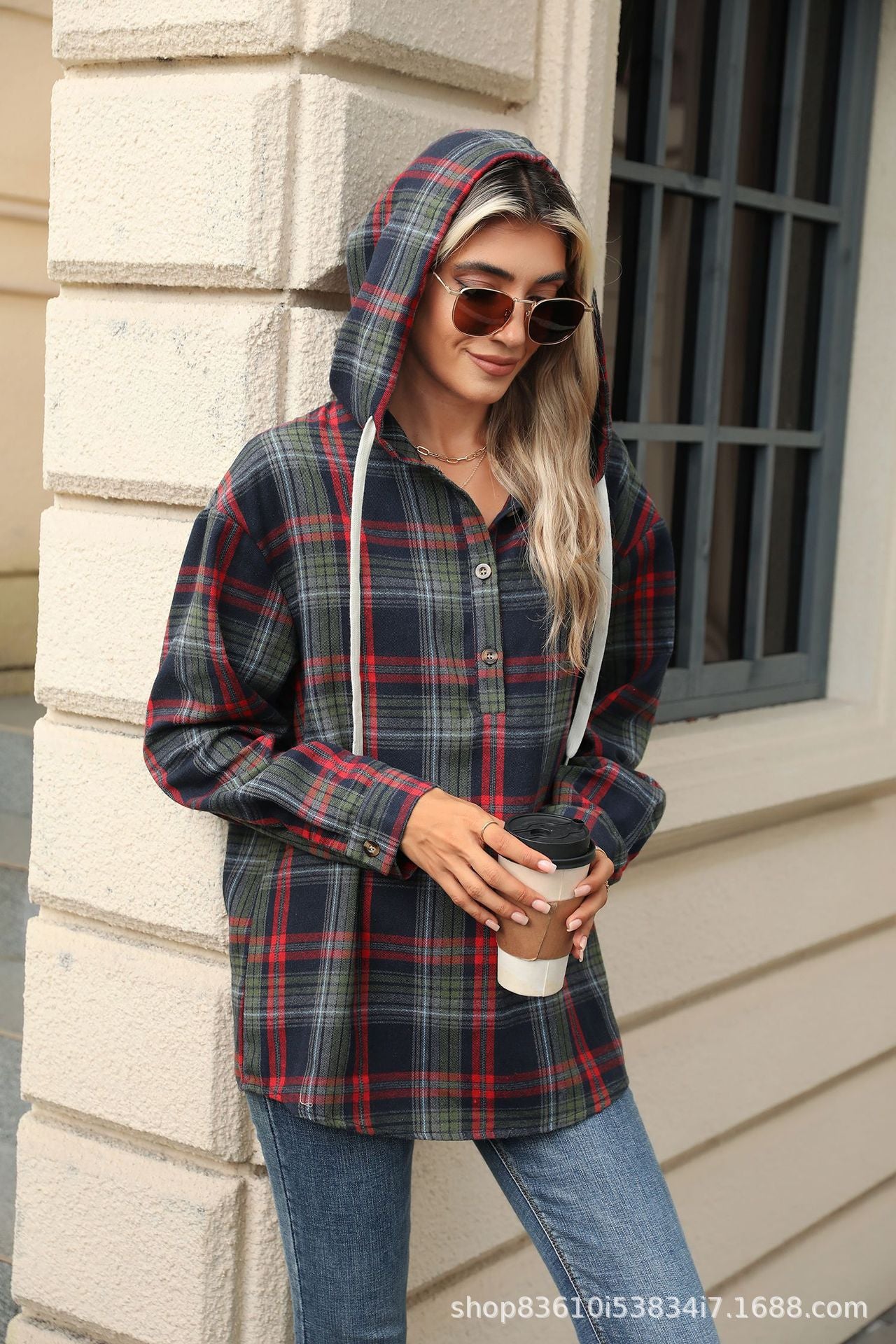 Blouse à capuche à carreaux pour femmes avec des détails pratiques de boutons et une coupe décontractée Chic und Stil