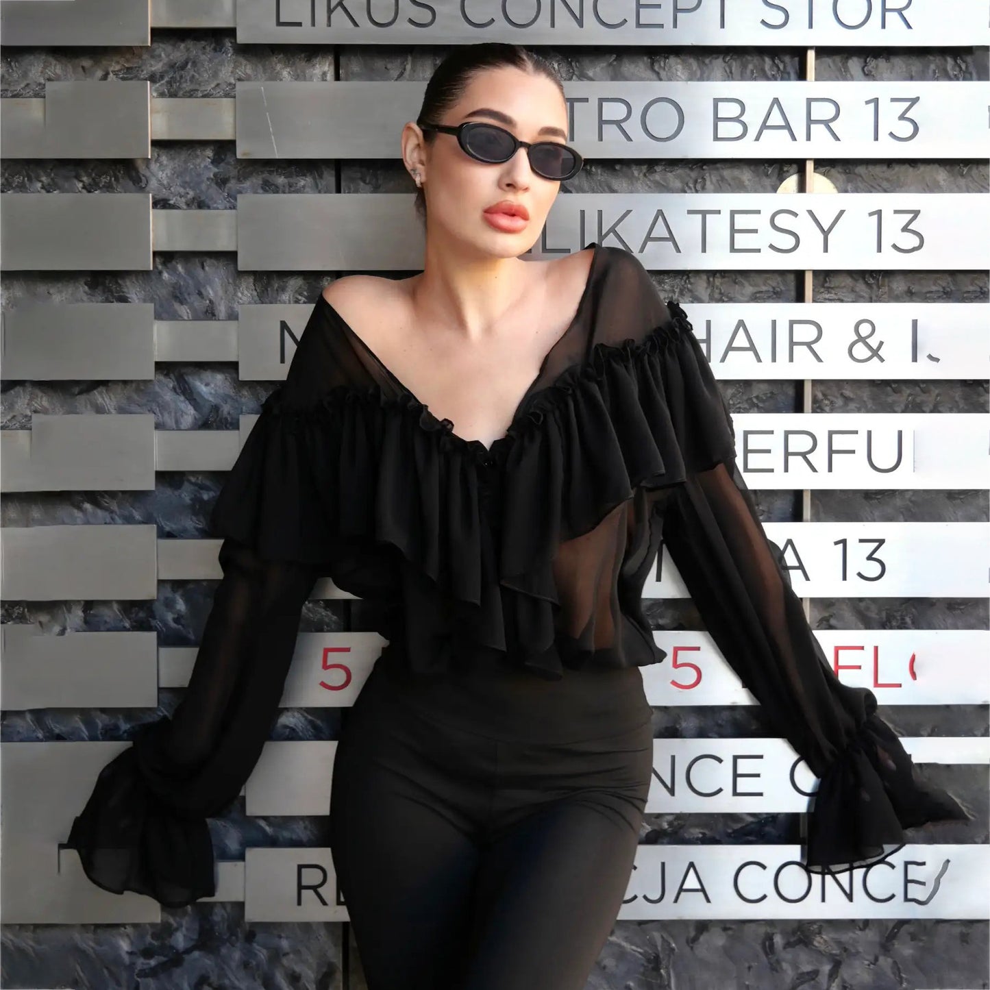 Blouse pour femmes avec des détails de volants volumineux et un élégant boutonnière Chic und Stil
