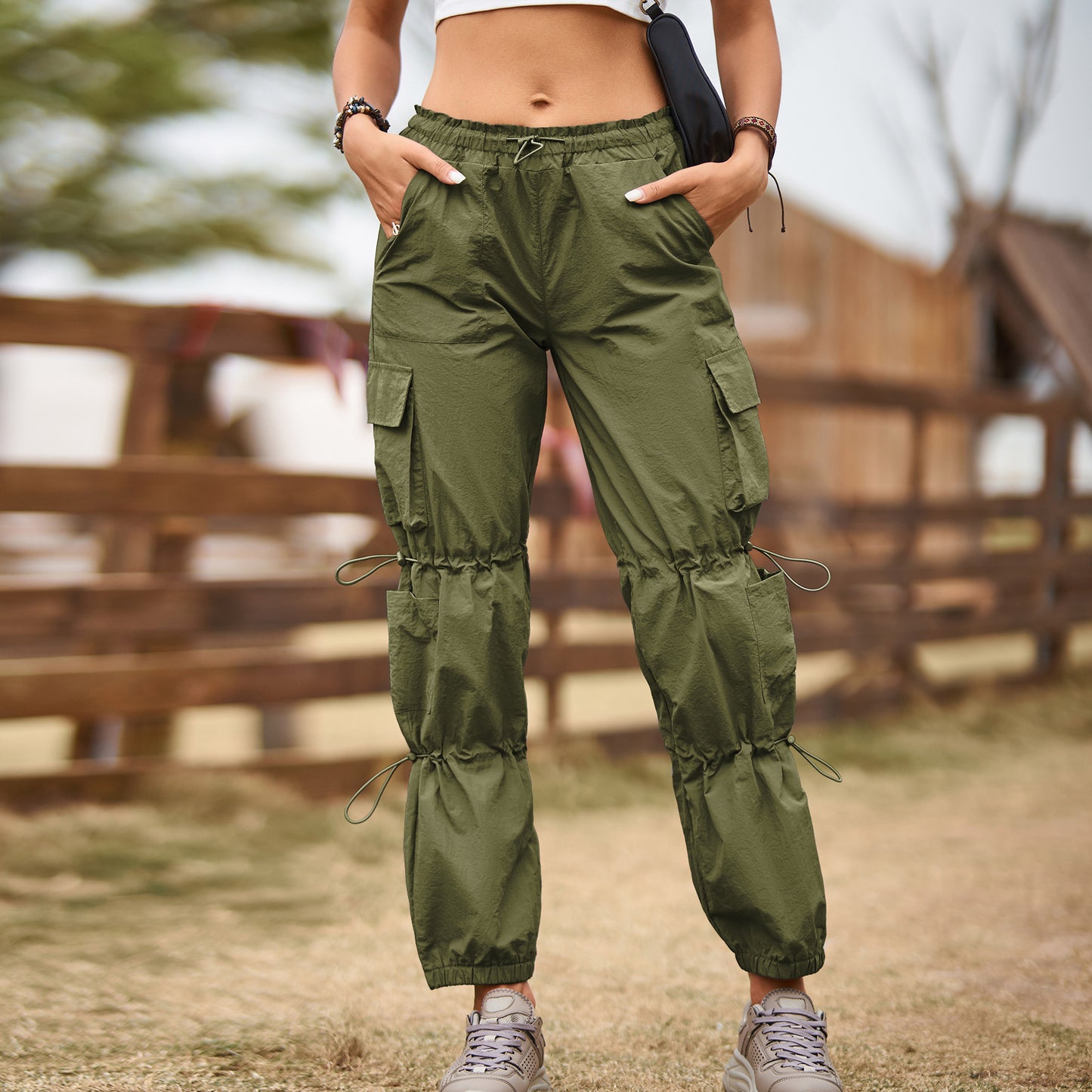 Pantalons jogger cargo pour femmes avec cordon de serrage et détails de poches Chic und Stil