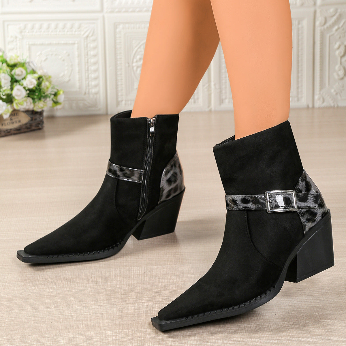 Bottes ankle élégantes pour dames avec un design moderne et des accents métalliques stylés Chic und Stil