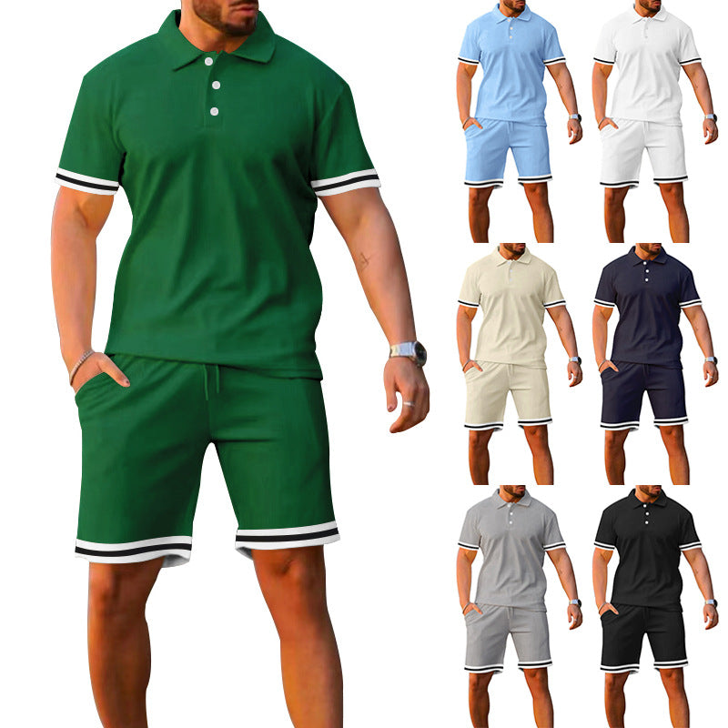 Ensemble polo et shorts sportif pour hommes avec bandes contrastées Chic und Stil