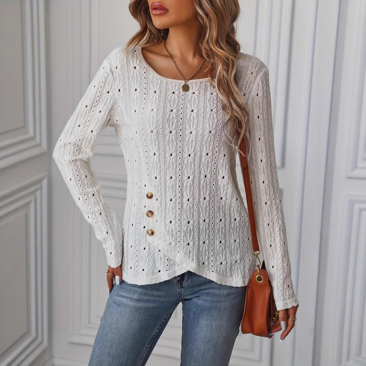 Chemise à manches longues pour femmes avec un motif au crochet raffiné et des détails de bouton Chic und Stil