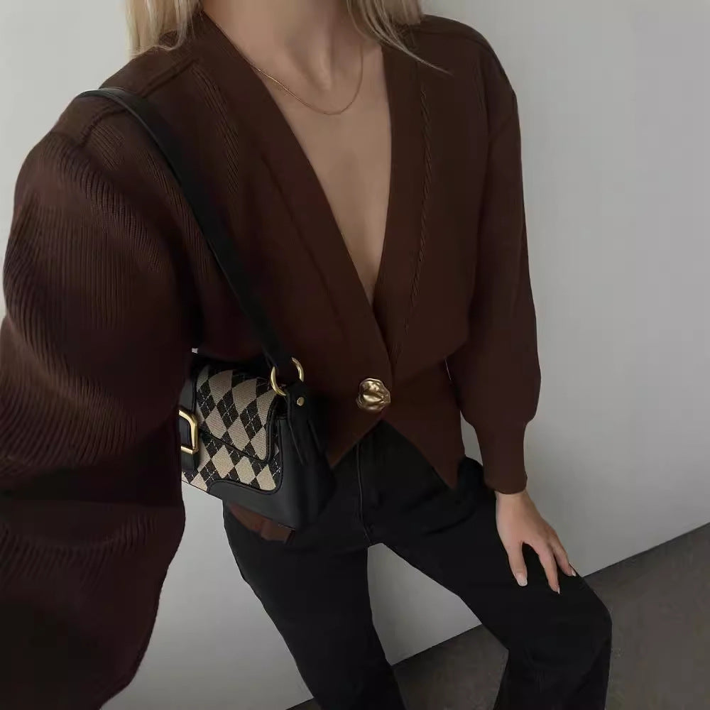 Cardigan en tricot élégant pour femmes avec décolleté en V profond et bouton décoratif Chic und Stil