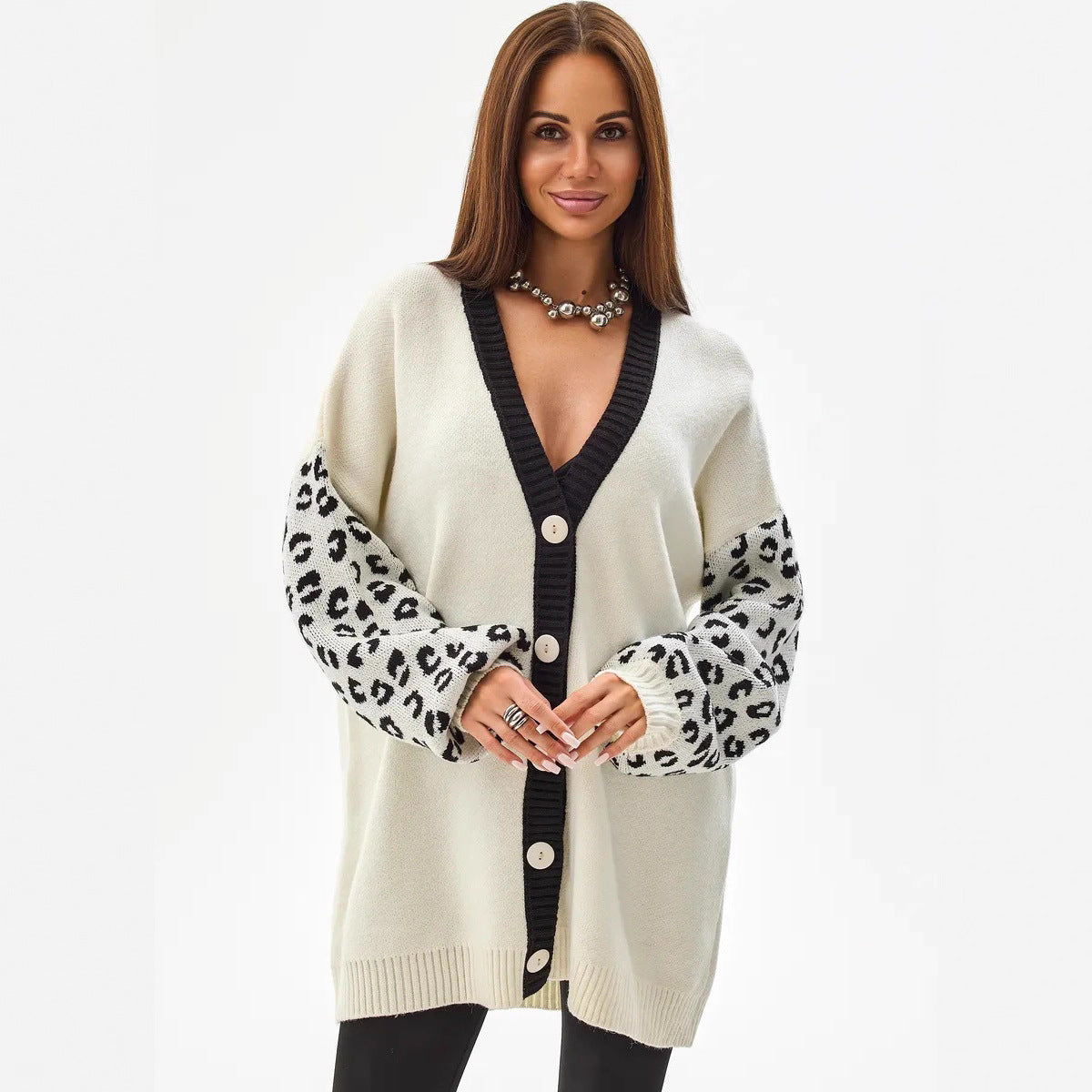 Grand cardigan pour femmes avec motif animal et détails de boutons Chic und Stil