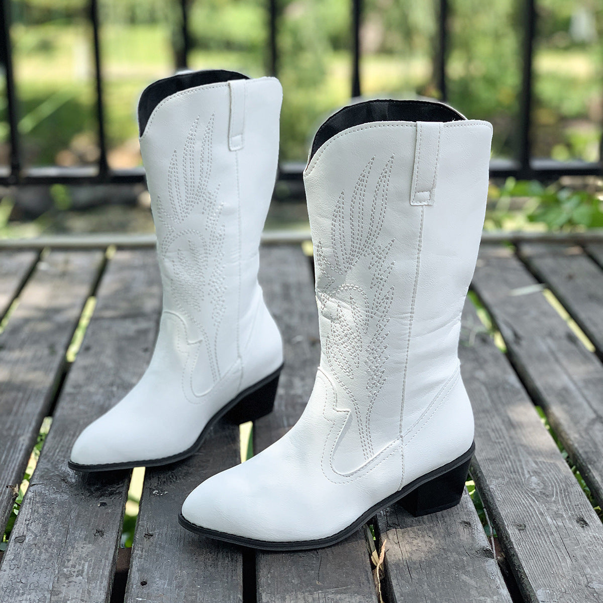 Bottes de cowboy pour femmes avec talons hauts et broderies artistiques Chic und Stil